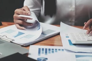 business woman working in finance and accounting analyze financial budget in the office