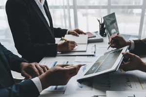 meeting of the Asian business team To analyze and discuss the situation in financial reports in the conference room